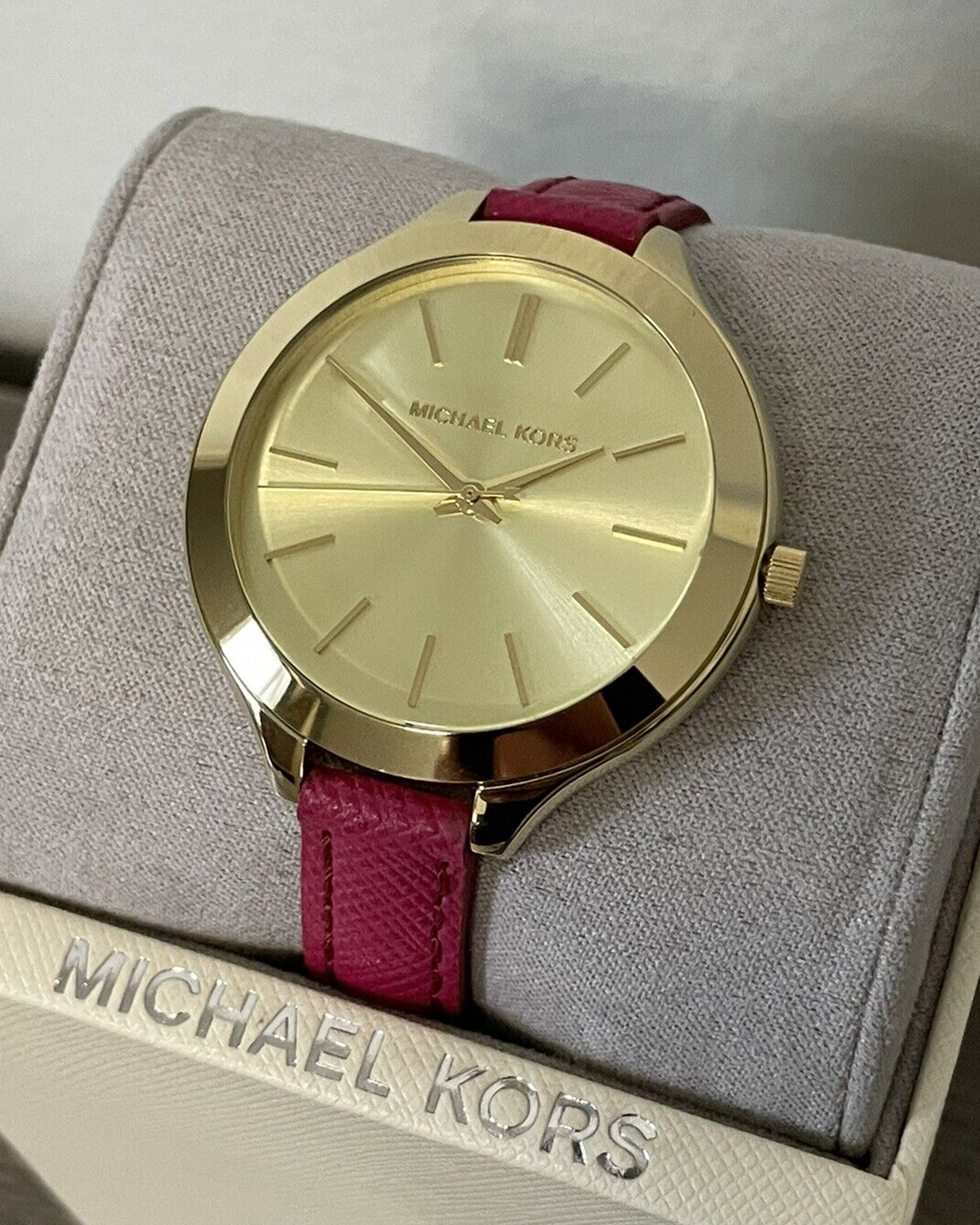 MK2298 Michael Kors Mid-size Runway