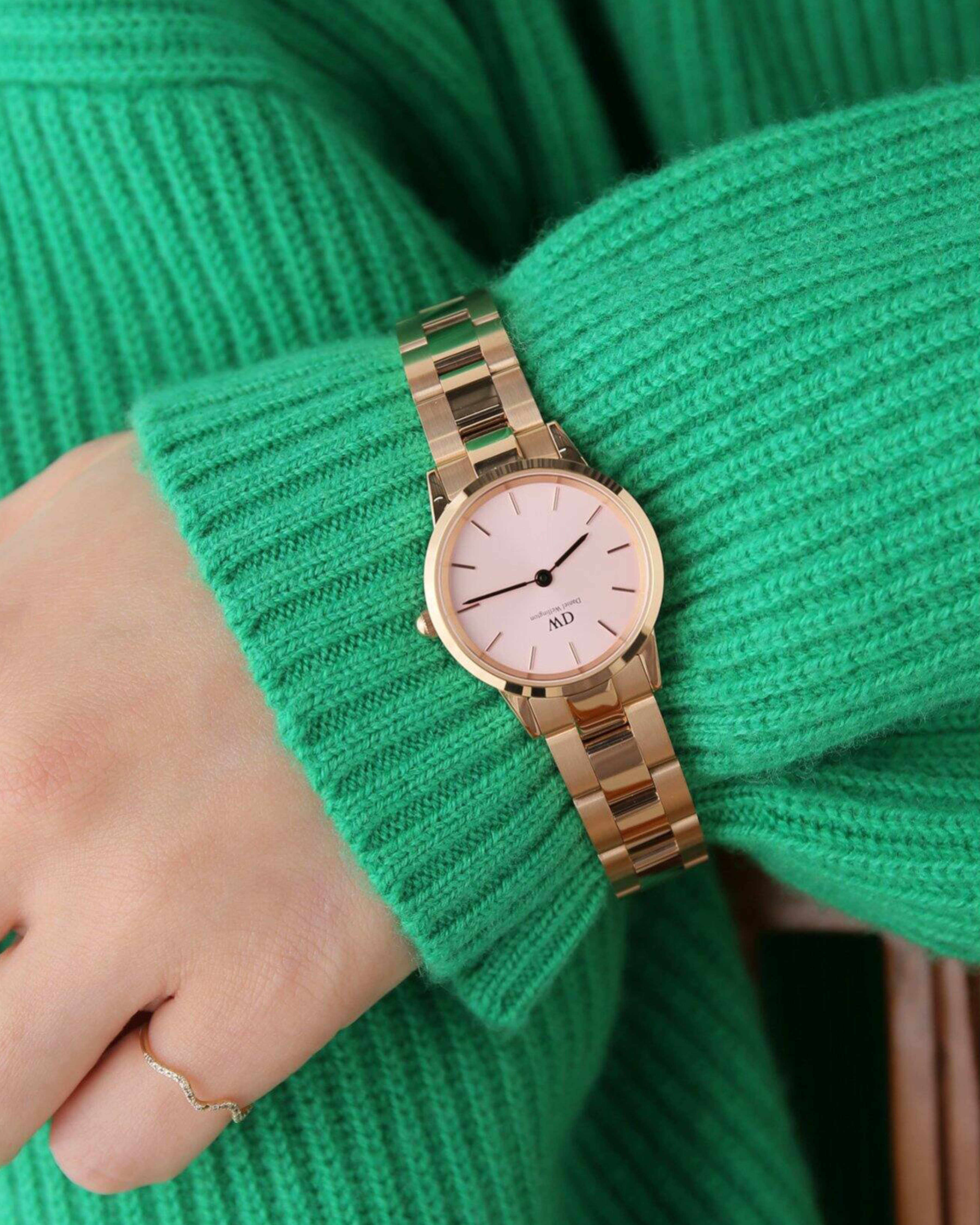 DW00100370 Iconic Link  Watch